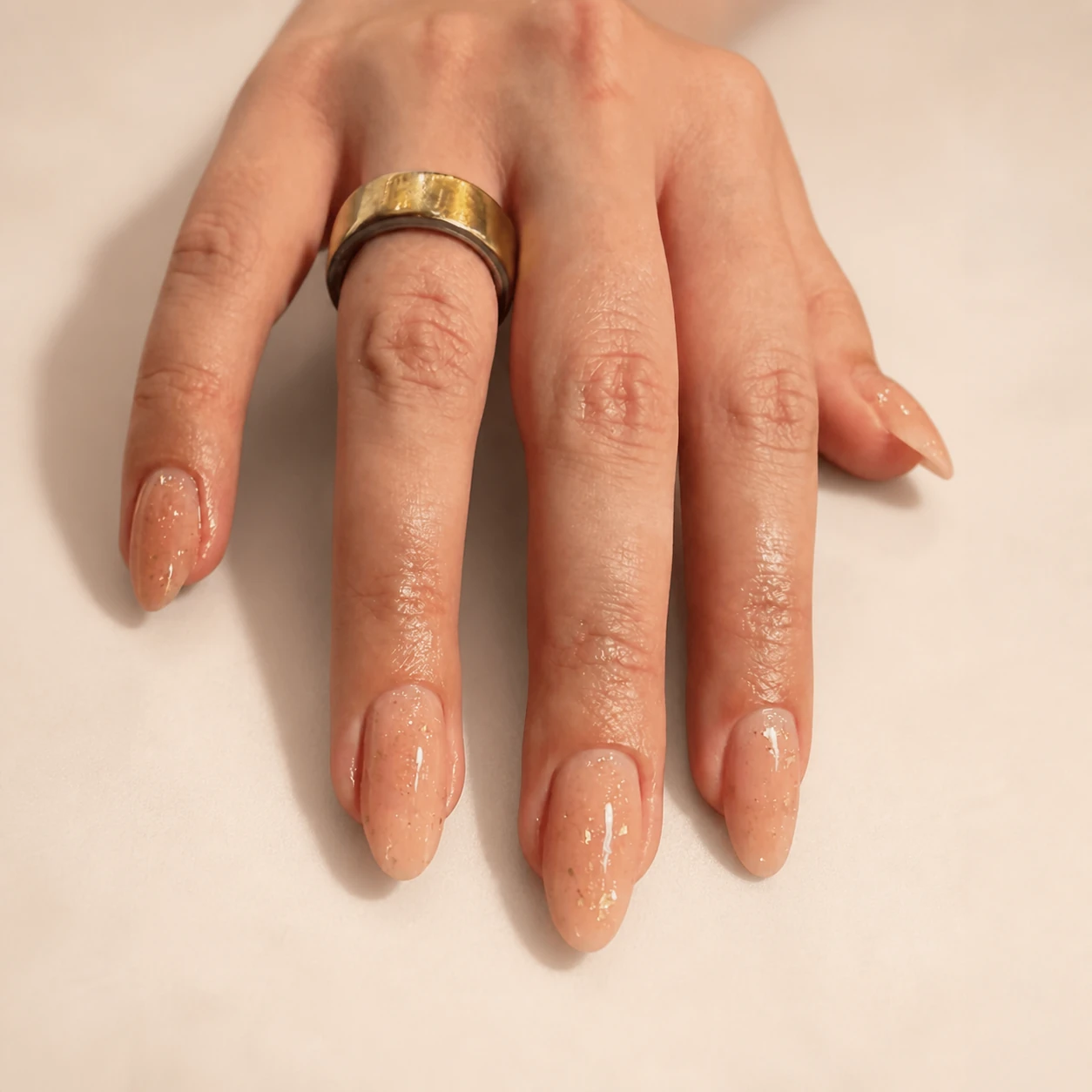 Nude almond manicure with glitter by Thinne Nails